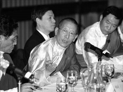 Reinkarnation Shingtsa Tenzinchodrak, Abgeordneter zum Nationalen Volkskongress, auf einer Pressekonferenz in Toronto am Samstag. (Foto: Xinhua)