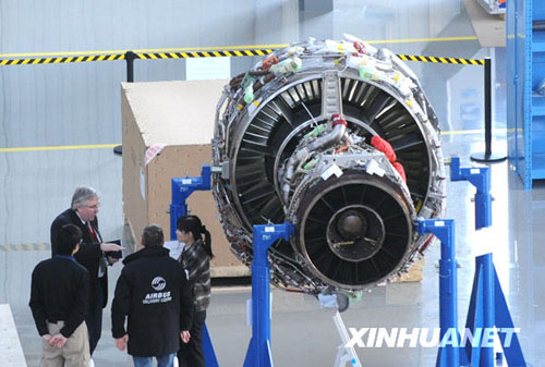 Der siebte Airbus vom Typ A320 ist am Montag in Tianjin zur Montage gestellt worden. Bei dieser letzten Phase der Produktion wird der Bug mit dem Rumpf zusammengesetzt.