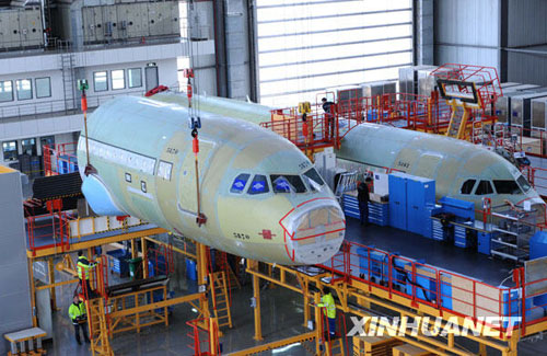 Der siebte Airbus vom Typ A320 ist am Montag in Tianjin zur Montage gestellt worden. Bei dieser letzten Phase der Produktion wird der Bug mit dem Rumpf zusammengesetzt.