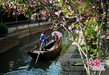 Die Stadt Luzhi in der Provinz Jiangsu lockt mit seinen vielen Kanälen, Brücken und Frauen in bunten Trachten.