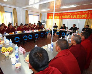 M?nche des Drepung-Klosters loben demokratische Reformen in Tibet vor 50 Jahren