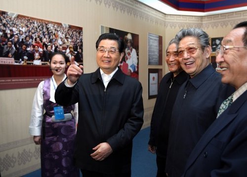 Aus Anlass des Gedenktags für die Befreiung von einer Million Leibeigenen in Tibet haben die führenden Persönlichkeiten der Partei und des Staates in den letzten Tagen getrennt die 'Ausstellung über die 50jährige demokratische Reform in Tibet' im Beijinger Nationalitäten-Palast besichtigt.