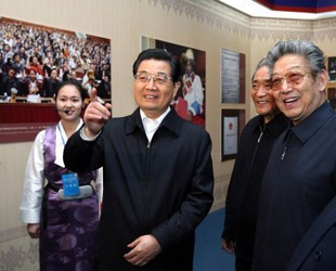 Chinas Spitzenpolitiker besichtigten Ausstellung über demokratische Reformen in Tibet