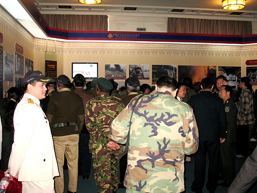 Ausl?ndische Milit?rattachés besuchen die Ausstellung zum Jubil?um der demokratischen Reform in Tibet. (Fotos von Jiang Chuanxiu)