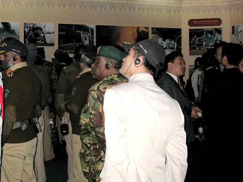 Ausl?ndische Milit?rattachés besuchen die Ausstellung zum Jubil?um der demokratischen Reform in Tibet. (Fotos von Jiang Chuanxiu)