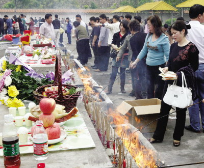 Am Qingming-Fest opfern die Angeh?rigen ihren Ahnen und besuchen deren Gr?ber. 