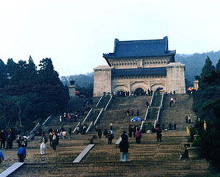 Die Stadt Nanjing bietet nicht nur eine wundersch?ne Landschaft und zahlreiche historisch bedeutsame Kulturst?tten, sondern auch eine hohe Lebensqualit?t und hervorragende Rahmenbedingungen für Investitionen.