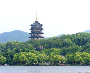 Hanghzou ist eine weltweit bekannte Stadt mit vielen Sehenswuerdigkeiten. Sie liegt auf 30 Grade noedlicher Breite und 120 Grade oestlicher Laenge, ca. 200 km suedwestlich von Shanghai entfernt.