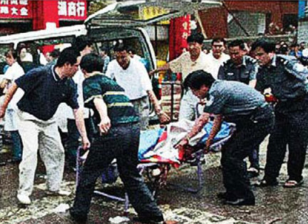 Rettungskr?fte heben einen verletzten Polizisten in einen Krankenwagen in Kaxgar, Xinjiang. Das Foto wurde am 4. August 2008 aufgenommen [Archivfoto]