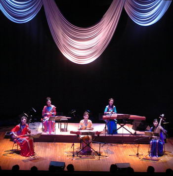 1 Die Oriental Angels, eine Gruppe traditioneller chinesischer Musikerinnen, werden am 2. Mai zusammen mit dem Erhumeister Liu Dehai ein Konzert in Shanghai geben. 1