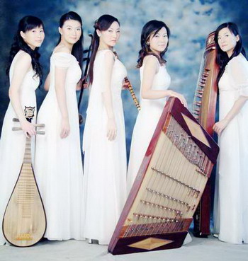 2 Die Oriental Angels, eine Gruppe traditioneller chinesischer Musikerinnen, werden am 2. Mai zusammen mit dem Erhumeister Liu Dehai ein Konzert in Shanghai geben. 2