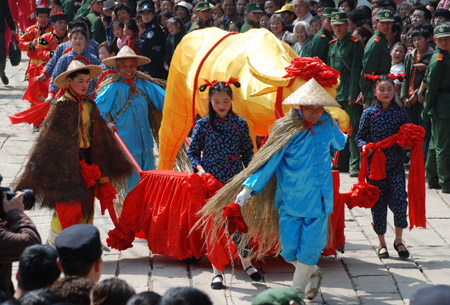 3 Chinesische Darsteller pr?sentieren eine Erntedank-Feier w?hrend einer Stra?enparade für dort lebende Leute und Touristen im Rahmen eines Tempelmarktes in der Stadt Wuxi in der ostchinesischen Provinz Jiangsu.