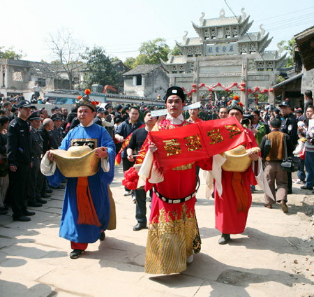 4 Chinesische Darsteller pr?sentieren eine Erntedank-Feier w?hrend einer Stra?enparade für dort lebende Leute und Touristen im Rahmen eines Tempelmarktes in der Stadt Wuxi in der ostchinesischen Provinz Jiangsu. 4