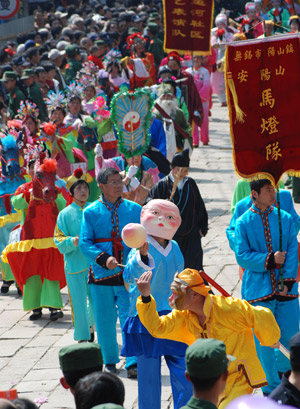 5 Chinesische Darsteller pr?sentieren eine Erntedank-Feier w?hrend einer Stra?enparade für dort lebende Leute und Touristen im Rahmen eines Tempelmarktes in der Stadt Wuxi in der ostchinesischen Provinz Jiangsu. 5