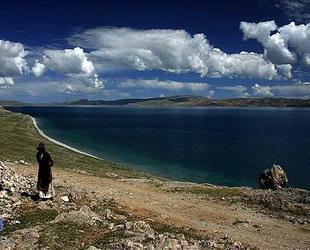 Der Namtso-See, bekannt als der höchstgelegene See der Welt, befindet sich zwischen den Kreisen Damxung in Lhasa und Baingoin in Nagqu. Mit einer Fläche von 1855 Quadratmetern ist der See nach dem Qinghai-See der zweitgrößte Salzsee in China.