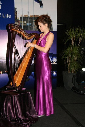 Katie beim Spielen einer Clarsach, einer alten keltischen Harfe.