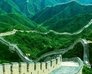 Nach einer neuen Vermessung soll die Große Mauer in der Ming-Dynastie 8851,8 Kilometer lang gewesen sein. Jedoch sind nur 513,5 Kilometer dieses von Menschen errichteten Weltwunders noch gut erhalten.
