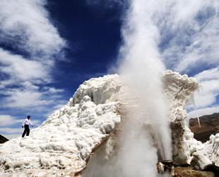 Am Fuße des Nyainqêntanglha-Gebirges, das 150 Kilometer von der Stadt Lhasa entfernt liegt, gibt es nun eine neue Sehenswürdigkeit: Ein Geysir, der in der letzter Zeit mehrmals ausgebrochen ist, fror wegen den tiefen Temperaturen ein.