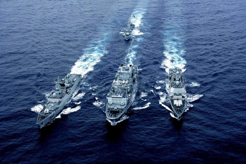 Nach einer Entwicklung von 60 Jahren haben die fünf Teilstreikkr?fte der chinesischen Marine ihren Wandel von halb-mechanisierten zu mechanisierten Einheiten geschafft. Jetzt entwickeln sie sich weiter zu Informatik-Einheiten.