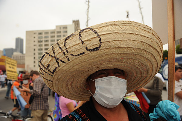 Wegen der rapiden Verbreitung der Influenza A (H1N1) weltweit werden die Mundschutzmasken zur Vorbeugung der Krankheit erforderlich. Zwar ist die Lage kritisch, aber die bunten originellen Mundschutzmasken k?nnen die Menschen entspannen.