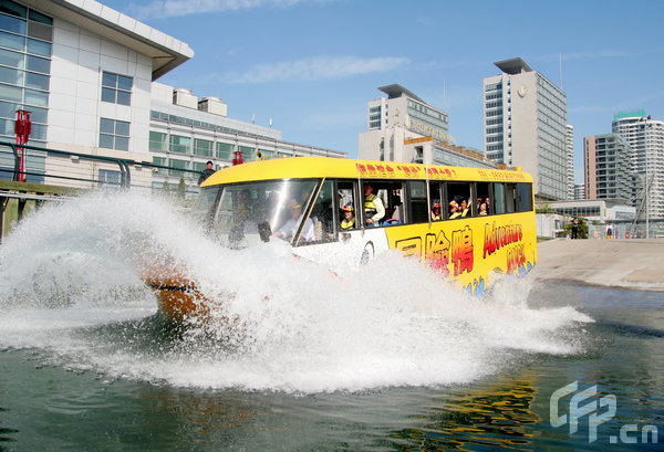 Ein Amphibienbus mit dem Kosenamen 'Adventure Duck', den China aus Australien importiert hatte, hat am Dienstag seine erste Fahrt in dem Qingdaoer Olympischen Segelzentrum in der Provinz Shandong geschafft.
