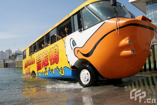 Ein Amphibienbus mit dem Kosenamen 'Adventure Duck', den China aus Australien importiert hatte, hat am Dienstag seine erste Fahrt in dem Qingdaoer Olympischen Segelzentrum in der Provinz Shandong geschafft.