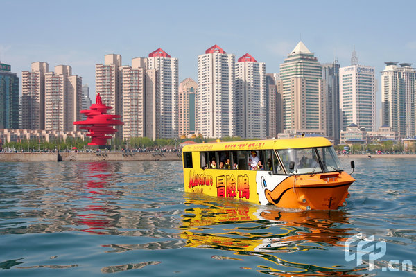 Ein Amphibienbus mit dem Kosenamen 'Adventure Duck', den China aus Australien importiert hatte, hat am Dienstag seine erste Fahrt in dem Qingdaoer Olympischen Segelzentrum in der Provinz Shandong geschafft.