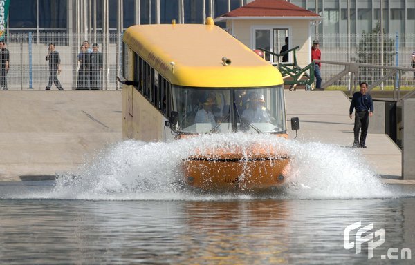 Ein Amphibienbus mit dem Kosenamen 'Adventure Duck', den China aus Australien importiert hatte, hat am Dienstag seine erste Fahrt in dem Qingdaoer Olympischen Segelzentrum in der Provinz Shandong geschafft.