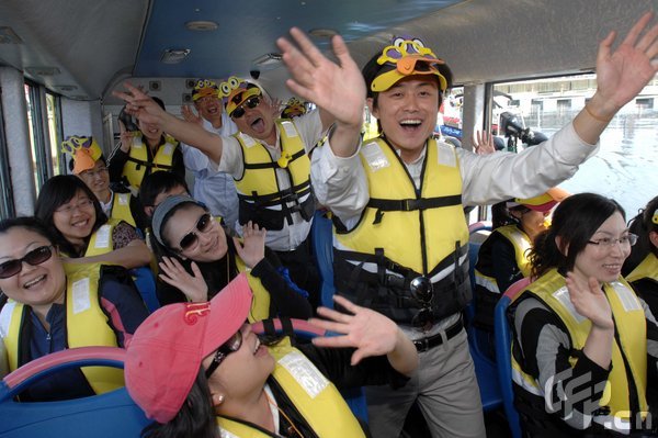 Ein Amphibienbus mit dem Kosenamen 'Adventure Duck', den China aus Australien importiert hatte, hat am Dienstag seine erste Fahrt in dem Qingdaoer Olympischen Segelzentrum in der Provinz Shandong geschafft.