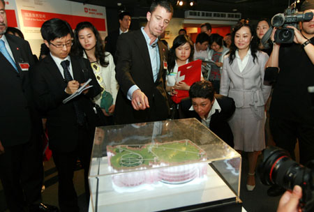 Die Schweiz pr?sentiert seit Donnerstag als erster Teilnehmer der Shanghai World Expo 20120 eine Woche lang eine Schau zu ihrem L?nderbeitrag unter dem Motto 'L?ndlich-st?dtische Interaktion'.