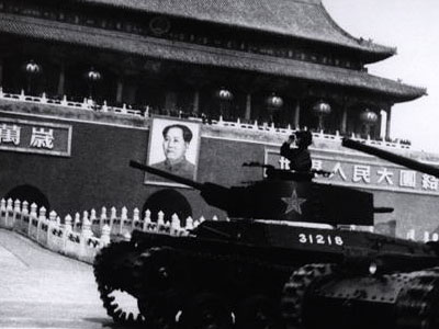 Bei der zweiten Milit?rparade im Jahr 1950 hat Zhu De, Oberkommandeur der Volksbefreiungsarmee, den Befehl gegeben, angesichts des Krieges in Nordkorea und der neuen Lage in Taiwan Vorbereitungen für den Kampf zu treffen. Eine eindrucksvolle Szene der Parade war es, dass 1900 wei?e Pferde der Kavallerie vor dem Tian'anmen-Tor marschieren.