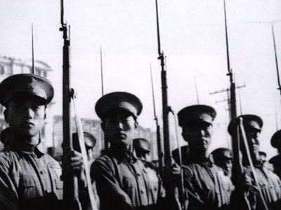 In der Vorhut der abgeschrittenen Truppen waren kampferprobte hochrangige Offiziere. Zudem erschienen die Milizsoldaten zum ersten Mal bei der Parade zum Nationalfeiertag.