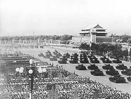 Die elfte Milit?rparade 1959 besuchten 700,000 Bürger, was zu jenem Zeitpunkt einem Rekord entsprach. Alle Truppen bei der Parade wurde mit von China selbst entwickelten Gewehren, Artillerien, Panzern und Jagdflugzeugen ausgerüstet.