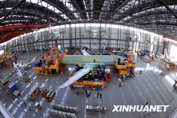 Die Airbus-Montagehalle in der chinesischen Hafenstadt Tianjin feiert neue Fortschritte. Vor kurzem testete die erste in China hergestellte Maschine vom Typ A320 ihre Triebwerke. Dabei wurde die zweite Landebahn des Tianjiner Flughafens in Betrieb genommen.