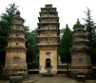 Der Songshan Shaolin Tempel ist ein heiliger Ort des Buddhismus in China und weltweit bekannt für seine wichtige Position in der buddhistischen Chan-Sekte und sein Shaolin Boxing. Es besteht aus dem Garten für Daueraufenthaltskarten, dem Wald von Pagoden, dem Ancestor's House Dharma.