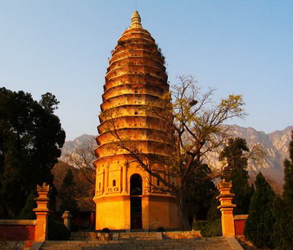 Der Turm von Songyue Tempel, mit einer H?he von über 40 Metern, ist der erste buddhistische Turm in China. Es wurde in der N?rdlichen Wei-Dynastie (520) gebaut.