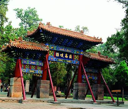 Der Zhongyue Tempel wird auch 'Little Palace' genannt. Der Tempel ist eines der ?ltesten seiner Art in China und wurde ursprünglich in der Qin-Dynastie vor 2200 Jahren gebaut und in der Tang-Dynastie (618-907) zu seinem jetzigen Stand renoviert.