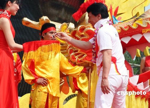 Der Hong Konger Schauspieler Jackie Chan malt Augen für Drachen, womit das Drachenbootrennen beginnt.
