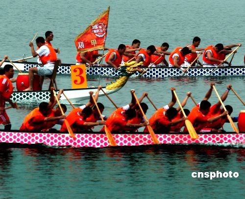 Drachenbootrennen beim Drachenbootkulturfest