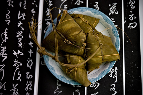 Die chinesische Spezialit?t 'Zongzi' wird am Drachenbootfest gerne gegessen.