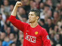 Der ambitionierte Wiederaufbauplan des spanischen Fu?ballklubs Real Madrid erzielt einen gl?nzenden Fortschritt: mit 94 Millionen Euro bekommt er den portugiesischen Superstar Cristiano Ronaldo aus dem englischen Klub Manchester United.
