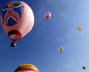 Am vergangenen Freitag beginnt das 3. Heißluftballon-Festival in Haikou, der Hauptstadt von der chinesischen Inselprovinz Hainan. Insgesamt nahmen 25 Teams an diesem Event teil.