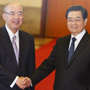 Hu Jintao und Wu Poh-hsiungm haben bei einem Treffen versprochen, Gespr?che über einen beiderseitigen Pakt für wirtschaftliche Zusammenarbeit zu beginnen und einen 'inneren Kampf' in der Au?enpolitik zu vermeiden.