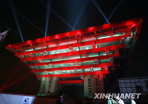 Gestern konnten Shanghaier Bürger die ersten Schnappschüsse vom Chinesischen Pavillon machen. Der rote 47.000-Quadratmeter-Bau, der quasi das Herzstück der Shanghai 2010 World Expo bildet, wurde um Acht Uhr abends in mehrfarbiges Licht getaucht.