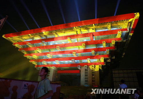 Gestern konnten Shanghaier Bürger die ersten Schnappschüsse vom Chinesischen Pavillon machen. Der rote 47.000-Quadratmeter-Bau, der quasi das Herzstück der Shanghai 2010 World Expo bildet, wurde um Acht Uhr abends in mehrfarbiges Licht getaucht.