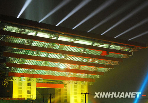 Gestern konnten Shanghaier Bürger die ersten Schnappschüsse vom Chinesischen Pavillon machen. Der rote 47.000-Quadratmeter-Bau, der quasi das Herzstück der Shanghai 2010 World Expo bildet, wurde um Acht Uhr abends in mehrfarbiges Licht getaucht.