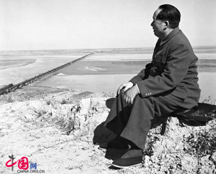 In dieser Fotoserie h?lt Hou Bo, eine pers?nliche Fotografin des sp?ten Vorsitzenden Mao Zedong, zahlreiche historische Gegebenheiten und Momente fest. Die Serie ist unterteilt in zwei gro?e Teile.
