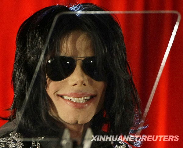 Michael Jackson ist tot. Der Popstar war gestern abend mit einem Herzstillstand in ein Krankenhaus eingeliefert worden. Der Welt hat er ein reiches Musikerbe hinterlassen mit seinen gr?ssten Hits wie 'Beat it' oder 'Billy Jean'.