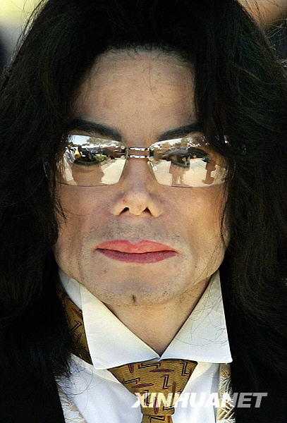 Michael Jackson ist tot. Der Popstar war gestern abend mit einem Herzstillstand in ein Krankenhaus eingeliefert worden. Der Welt hat er ein reiches Musikerbe hinterlassen mit seinen gr?ssten Hits wie 'Beat it' oder 'Billy Jean'.