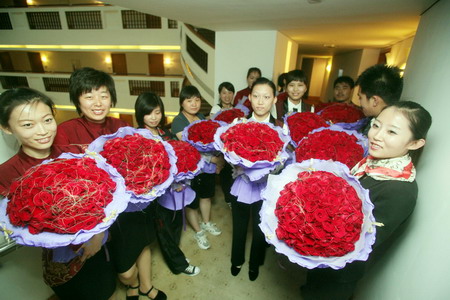 Mann macht Freundin Heiratsantrag mit 9999 Rosen